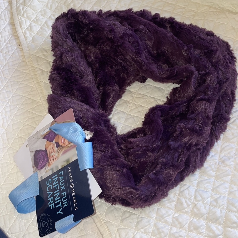 BNWT peace & Pearls faux fur Infinity Scarf - Picture 2 of 5